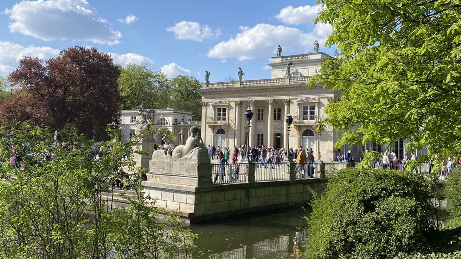 Łazienki Królewskie latem odwiedzają tłumy 