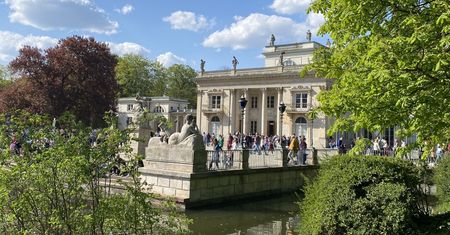 Turyści wciąż nie mogą wejść do Łazienek Królewskich. "Podjęliśmy trudną decyzję"