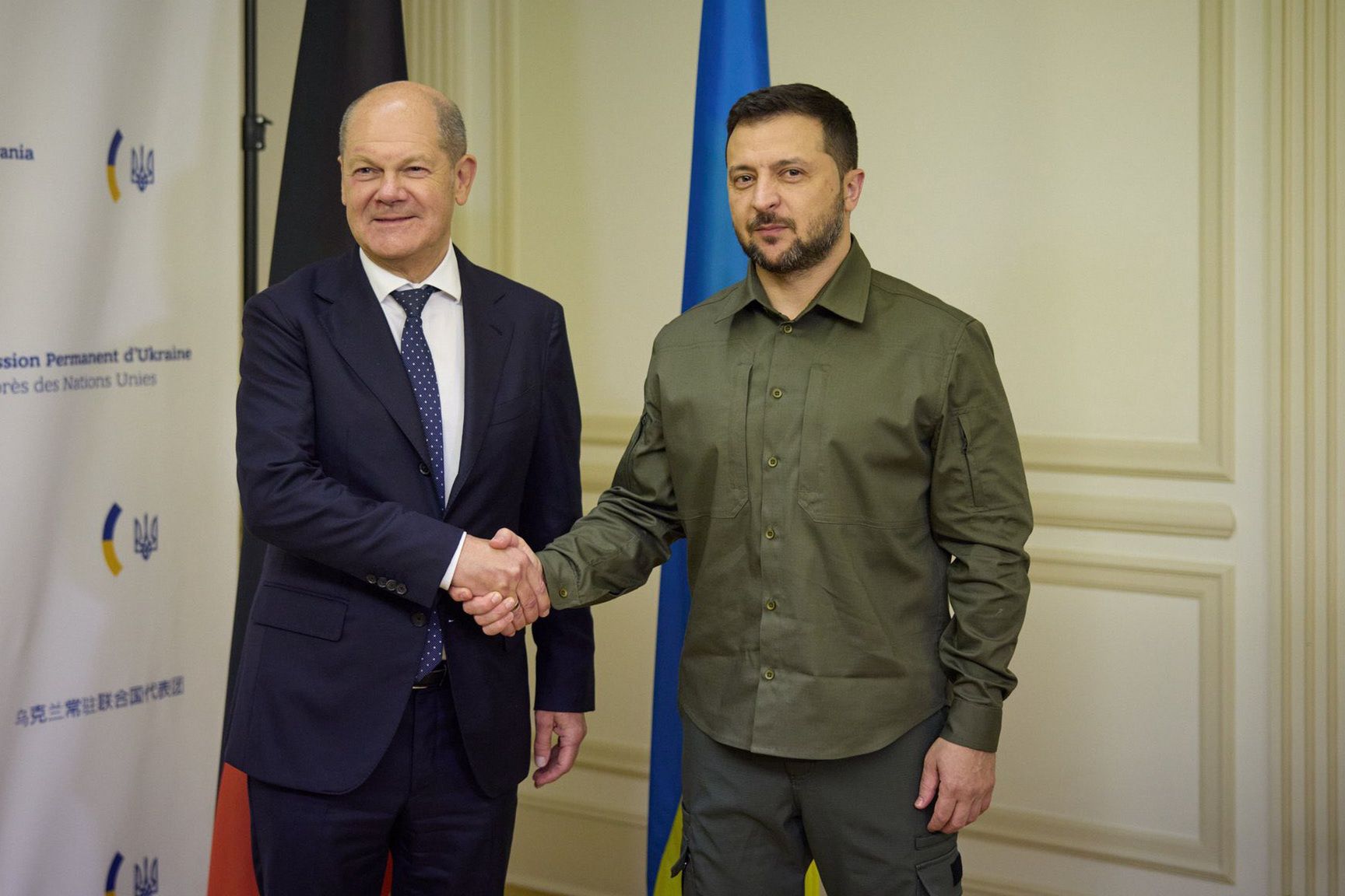 Podziękowałem Niemcom za wsparcie, w tym pomoc wojskową i wzmocnienie naszej obrony powietrznej - ogłosił Zełenski w Nowym Jorku. Stanął do tej fotografii z kanclerzem Niemiec.