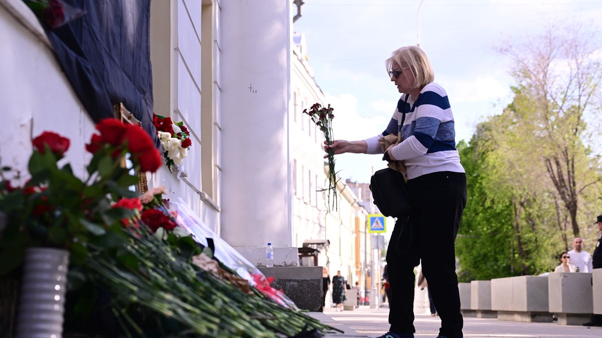 MOSCOW, RUSSIA - MAY 20: People lay flowers outside Iranian Embassy in Moscow, Russia on May 20, 2024, to commemorate Iranian President Ebrahim Raisi, Foreign Minister Hussein Amir Abdollahian and other Iranian officials who were killed in a helicopter crash on Sunday in Iran. (Photo by Sefa Karacan/Anadolu via Getty Images)