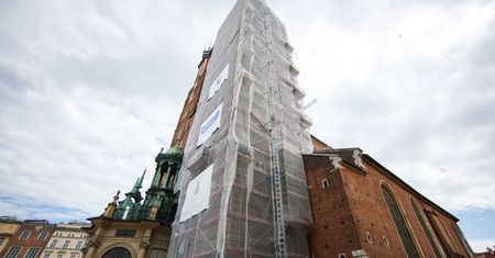 Turyści mogą być rozczarowani. Symbol Krakowa częściowo zasłonięty