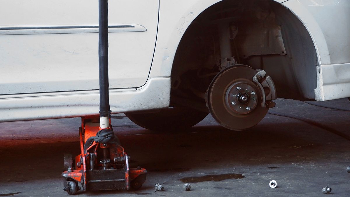 Najbardziej uniwersalnym podnośnikiem, zarówno wśród profesjonalistów, jak i amatorów, jest tzw. żaba.