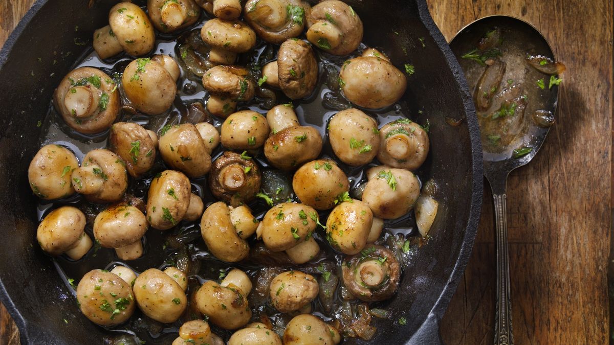 Tak przygotowane pieczarki zachwycają smakiem.