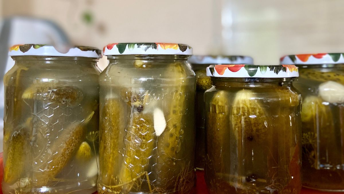 Dlaczego woda w ogórkach kiszonych się pieni?