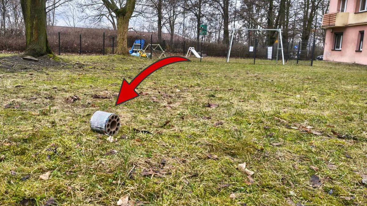 Wyrzutnia petard na trawniku. Leżała tam dwa miesiące