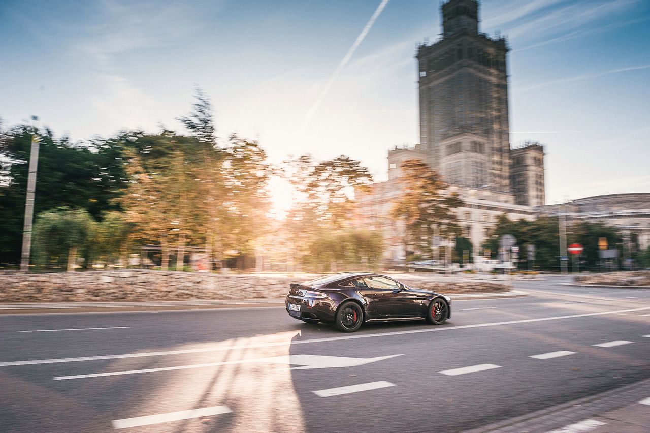 Wilk z Domaniewskiej – Aston Martin V12 Vantage S na ulicach Warszawy