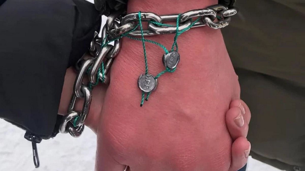 Para spięta kajdankami