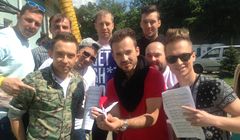 Finaliści programu „Tylko muzyka. Must be the music” nagrali piosenkę dla Tomasza Kowalskiego