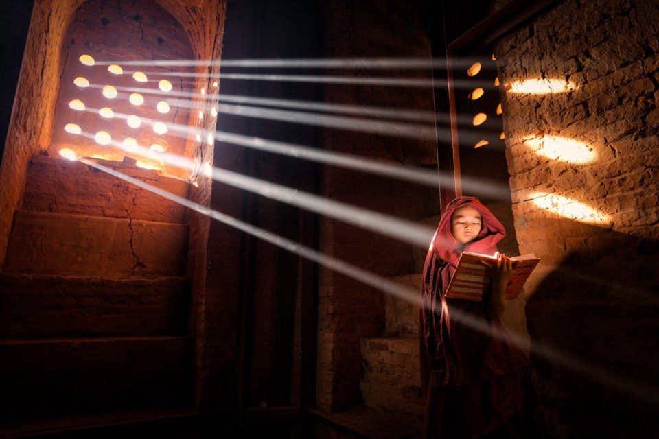 Na zdjęciu młody mnich z Old Bagan w Birmie czytający księgę. Zdjęcie zatytułowane "Źródło światła" zostało wyróżnione w konkursie.