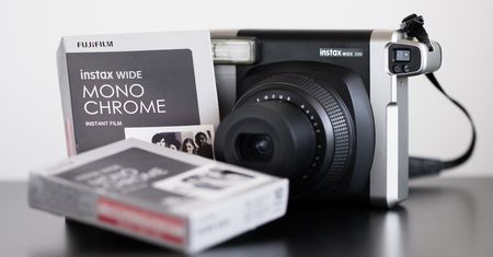 Fujifilm instax wide Monochrome – natychmiastowa czarnobiel w większym formacie