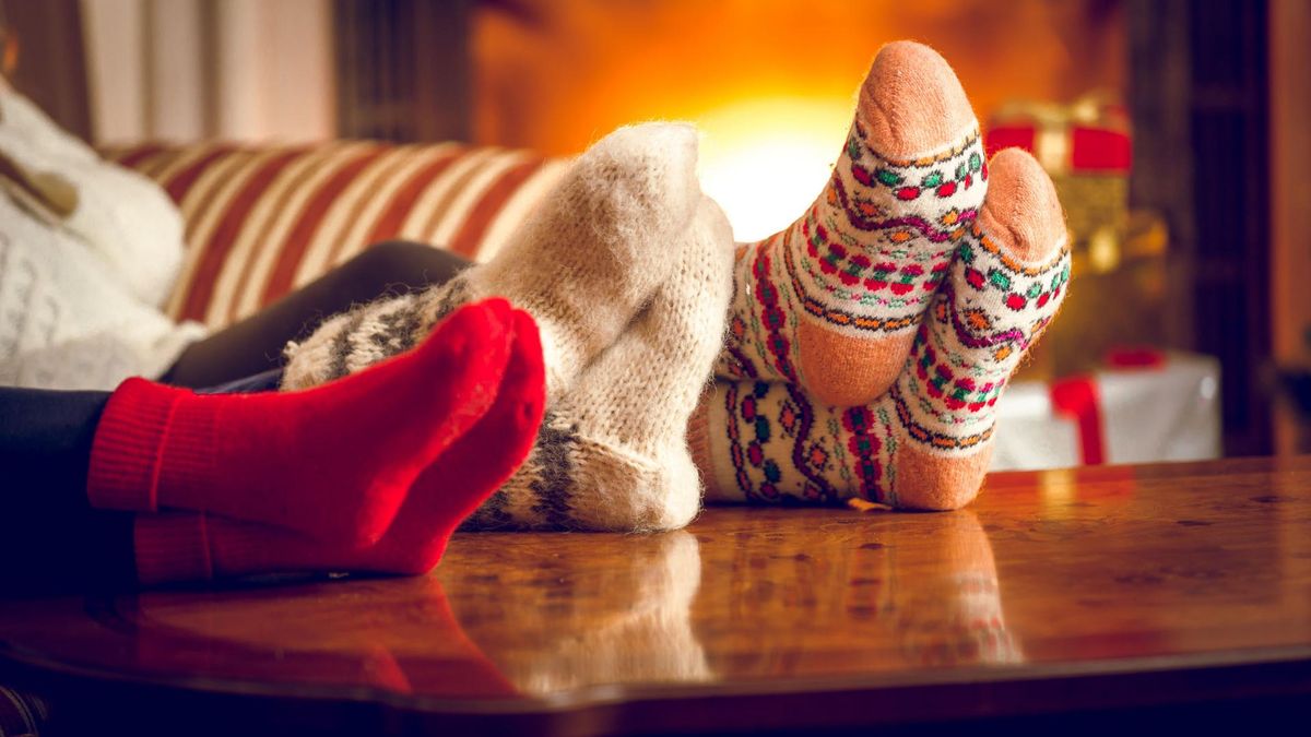 Klasycznym sposobem na marznące stopy jest włożenie ciepłych skarpet