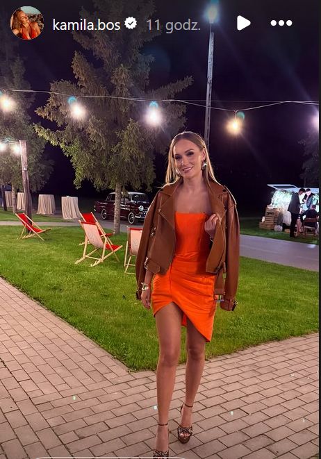 Kamila Boś w pomarańczowej mini