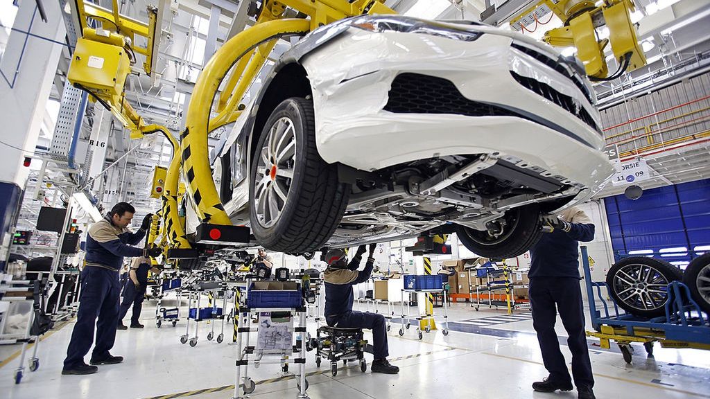 Maserati Luxury Manufacturing As Boom Signals Fiat SpA Saying Ciao To Its Italian Past
Employees work on a Maserati Ghibli luxury automobile, produced by Maserati SpA, as it travels along the production line at Fiat SpA's Grugliasco factory in Turin, Italy, on Thursday, Jan. 23, 2014. With Fiat now the full owner of U.S.-based Chrysler Group LLC, Sergio Marchionne, the chief executive officer of both companies, is shifting away from the European mass market and, in the process, reshaping Italian industry. Photographer: Alessia Pierdomenico/Bloomberg via Getty Images
Bloomberg
EMEA; EUROPE, EAME; EUROPE; ITALY; ITALIAN, FINANCE; FINANCIAL; ECONOMY, BUSINESS; CORPORATION; CORPORAT, ECONOMY; ECONOMIC; ECO, AUTO INDUSTRY; AUTOMAKER; CARMA, SEDAN; CAR; VEHICLE, LUXURY; EXPENSIVE; WEALTH, JOB; JOBS; EMPLOYMENT