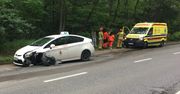 Warszawa. Czołowe zderzenie Bolta i taksówki. Pasażerka z przewozu osób w szpitalu