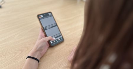 Białystok: Miesiąc po zakazie używania telefonów w szkołach. Sprawdzamy, co sądzą o tym uczniowie, rodzice i dyrektorzy szkół