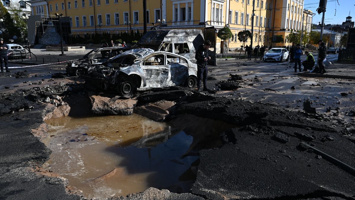 KYIV, UKRAINE - OCTOBER 10: A view of the scene after several explosions rocked the Ukrainian capital, Kyiv on October 10, 2022. At least eight people were killed in Ukraine's capital early on Monday in a Russian strike on several cities, according to the country's authorities. At least 24 people were injured in the shelling of Shevchenkivskyi, an urban district in Kyiv, said the Ukrainian Interior Ministry. (Photo by Viacheslav Ratynskyi/Anadolu Agency via Getty Images)