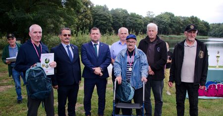 Wędkarska rywalizacja nad jeziorem. Do Młotkówka przyjechało 11 drużyn