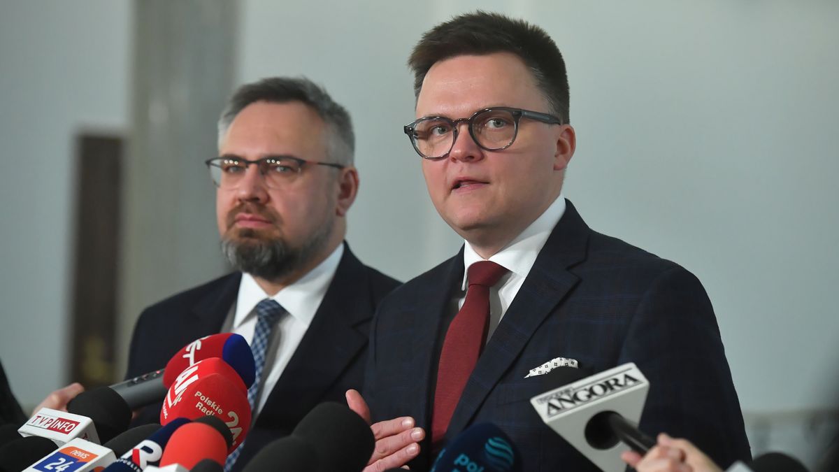 Warszawa, 09.02.2024. Marszałek Sejmu Szymon Hołownia (P) i poseł Mirosław Suchoń (L) podczas konferencji prasowej polityków Polski 2050 w Sejmie, 9 bm. (mr) PAP/Piotr Nowak