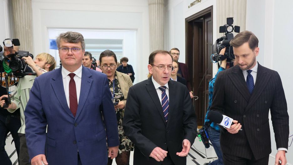 Maciej W?sik i Mariusz Kami?ski nt. wyroku skazujacego ich w aferze gruntowej
Fot. Wojciech Olkusnik/East News, Warszawa, 20.19.2023. Cd. 1. posiedzenia Sejmu X kadencji. Dzien dwunasty. Konferencja prasowa poslow, bylych szefow CBA Mariusza Kaminskiego (C) i Macieja Wasika (L) po ich prawomocnym skazaniu w aferze gruntowej.
Wojciech Olkusnik