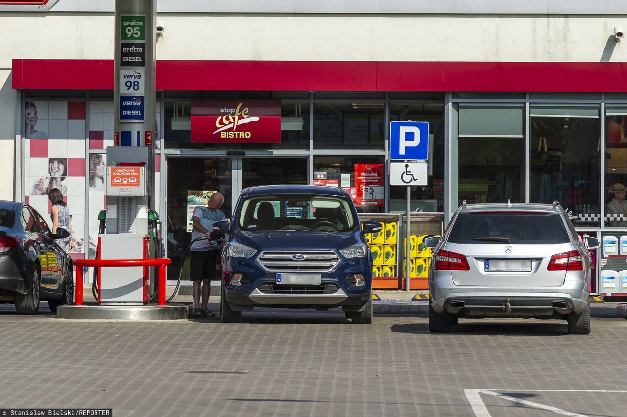 Zmiany na stacjach paliw. Tańsze tankowanie w majówkę