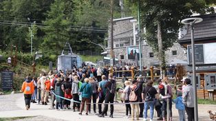 Zakopane: W Tatrach nadal tłumy. Gdy w niedzielę wyszło słońce, od razu powstała kolejka do kolejki na Kasprowy Wierch