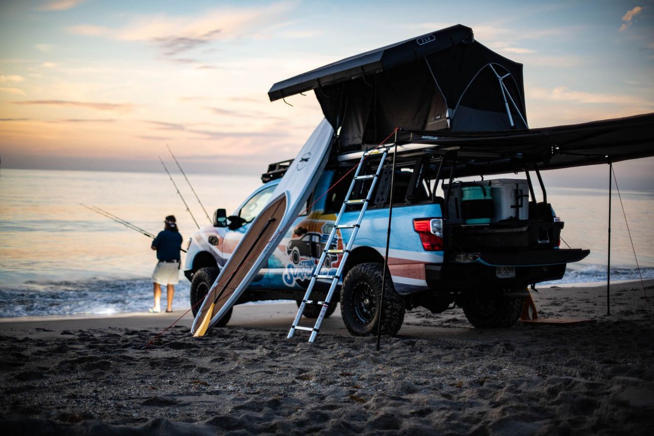 Nissan Titan Surfcamp. Idealne auto dla plażowiczów