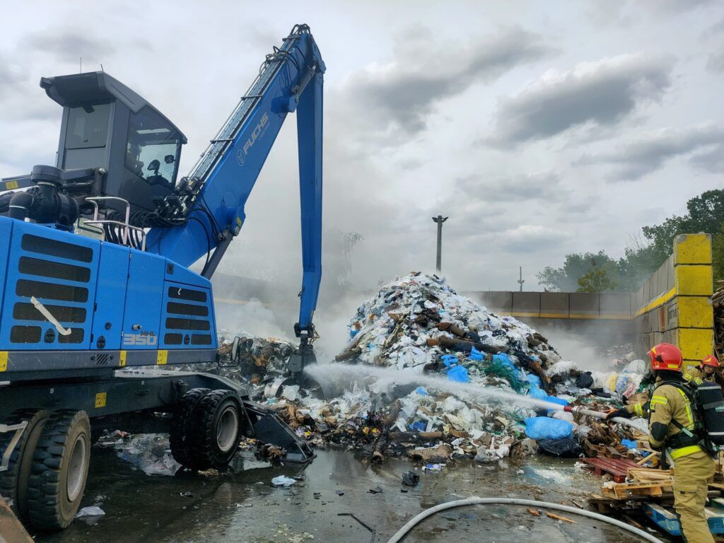 Pożar na składowisku śmieci w Rembertowie. Trwa akcja gaśnicza