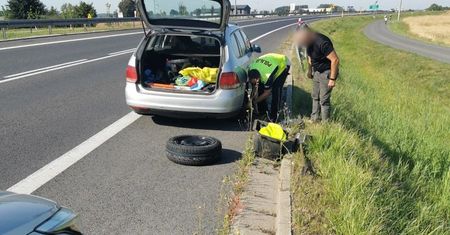 Policjanci wymieniali koło. Kierowca wszystko nagrał