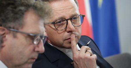 Joński wykluczony z obrad komisji. Przemysław Czarnek komentuje