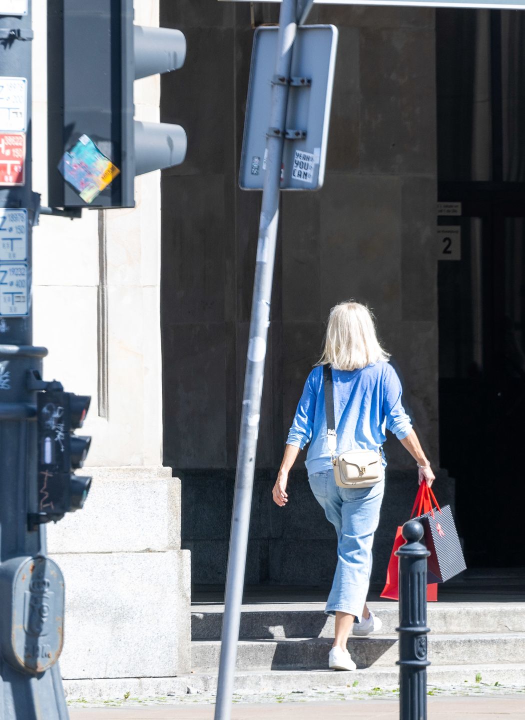 Małgorzata Foremniak przechodzi na czerwonym