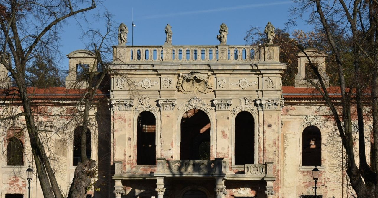 Goszcz: To najpiękniejsze ruiny w Polsce. Pałac przetrwał wojnę, ale nie "zabawy" Armii Czerwonej. Teraz zyskuje życie po życiu