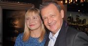 Jan Frycz aż TRZY RAZY brał ślub. Pierwsze małżeństwo określił jako "bez sensu". Kim jest jego obecna wybranka serca?