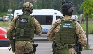Rzucali kamieniami i konarami. Na widok patroli zawrócili