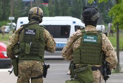 Rzucali kamieniami i konarami. Na widok patroli zawrócili