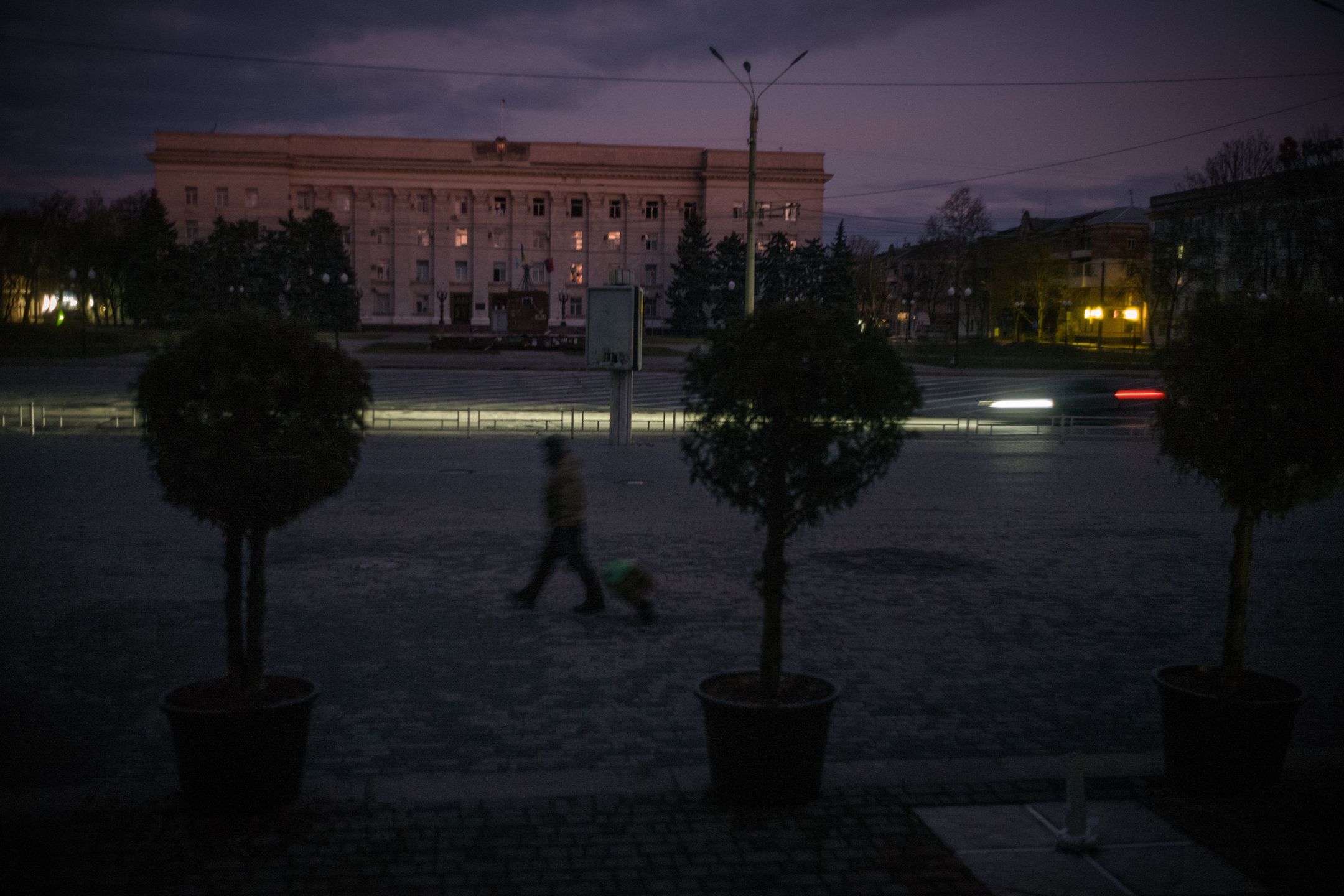 Mężczyzna przechodzi przez Plac Wolności w Chersoniu, gdzie w trakcie okupacji odbywały się protesty przeciwko Rosjanom. Chersoń, 29.12.2022 r.