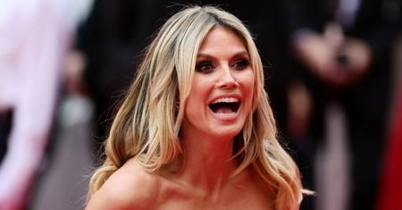 Wyzwolona Heidi Klum pluska się w oceanie bez makijażu i TOPLESS. Wygląda na 52 lata?