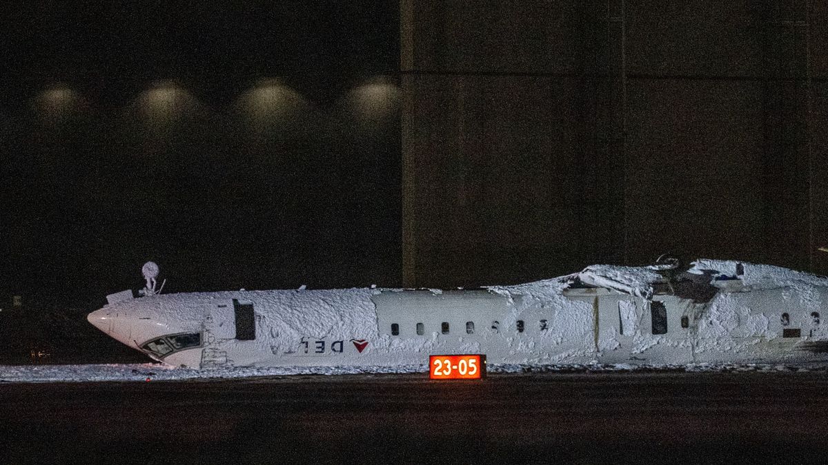 Delta Air Lines plane crashes while landing at Toronto Airport
epa11903817 A Delta Air Lines passenger plane is shown flipped upside down at Toronto Pearson International Airport in Mississauga, Canada, 17 February 2025. According to a preliminary statement from the United States Federal Aviation Administration (FAA), the flight Endeavor Air was operating crashed while landing at the airport, and all 80 people on board were evacuated.  EPA/EDUARDO LIMA 
Dostawca: PAP/EPA.
EDUARDO LIMA
airplane, snow, crash, airport