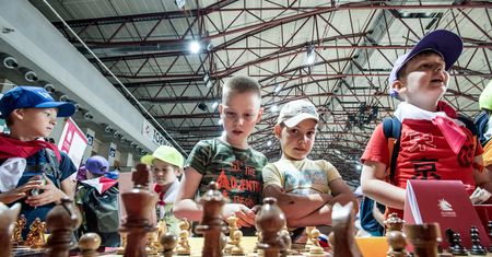 Warszawa. Wars i Sawa grają w szachy. "Królewska gra" w stolicy