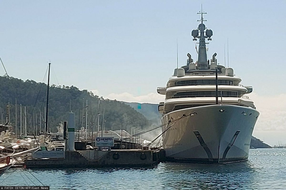 Na zdjęciu: Luksusowy jacht Romana Abramowicza, rosyjskiego oligarchy, obłożonego sankcjami przez rząd Wielkiej Brytanii 
