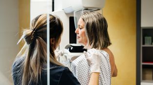 Najczęstszy nowotwór u kobiet. Jedno na cztery rozpoznania dotyczy raka piersi