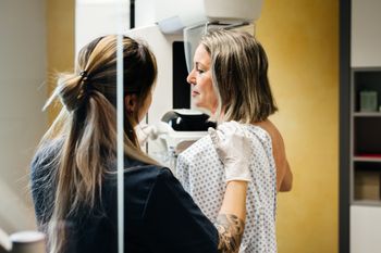 Najczęstszy nowotwór u kobiet. Jedno na cztery rozpoznania dotyczy raka piersi