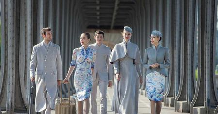 Zdjęcia chińskich strojów dla stewardess zaskoczyły wszystkich podczas Paryskiego Tygodnia Mody