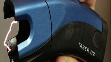 To nie jest miejsce służące do chowania paralizatora panie władzo... (18+) 1