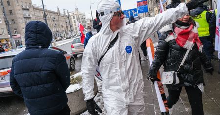COVID-19 w Polsce. Dzieci wracają do szkół. Co się zmienia od 18 stycznia?