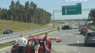 Zablokowana trasa S17 po zderzeniu dwóch aut. Strażacy uwalniali zakleszczone w pojeździe osoby