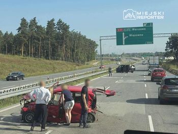 Zablokowana trasa S17 po zderzeniu dwóch aut. Strażacy uwalniali zakleszczone w pojeździe osoby