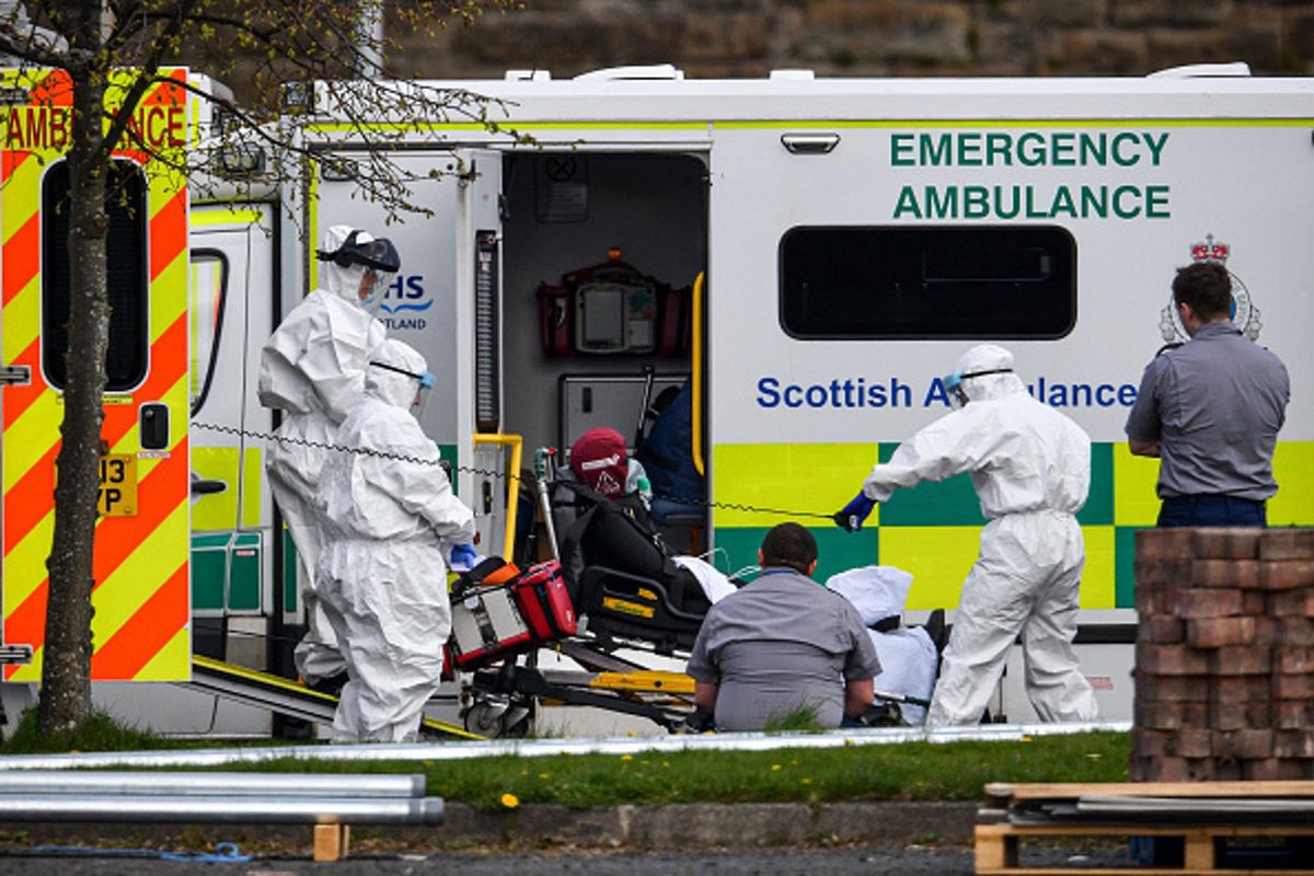 Tragiczne doniesienia z Wielkiej Brytanii. Dotyczą setki pracowników służby medycznej