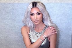 Kim Kardashian w olśniewającej kreacji. Wie, jak zwrócić na siebie uwagę