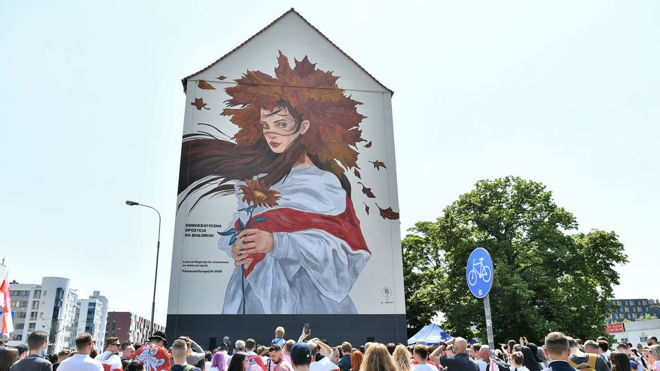 Wrocław, 05.06.2021. Uroczysta inauguracja Muralu dla Białorusi według projektu białoruskiej artystki Anny Redko, który upamiętnia przyznanie przez Parlament Europejski Nagrody im. Sacharowa za Wolność Myśli białoruskiej opozycji demokratycznej w 2020 roku we Wrocławiu, 5 bm. (jm) PAP/Maciej Kulczyński