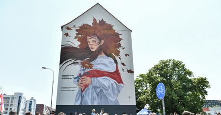 Wrocław. Biało-czerwono-biało pod muralem na Legnickiej. Wyraz wsparcia dla Białorusinów